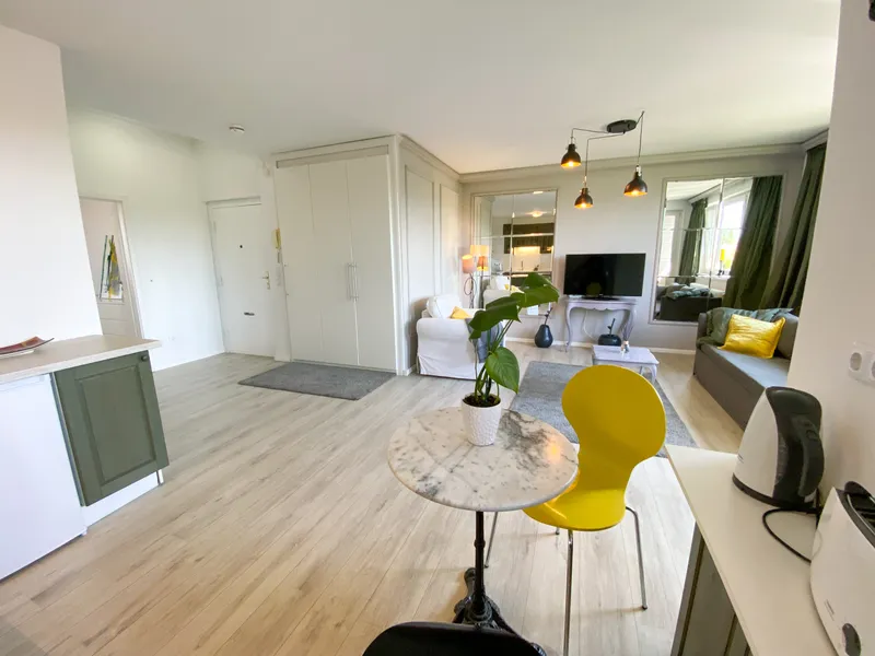 Befristet zu Vermieten: Helle 2-Zimmer Dachgeschosswohnung mit Balkon in Charlottenburg — photo 1